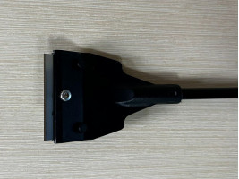 Скребок з ручкою пластік 6.5*40 см