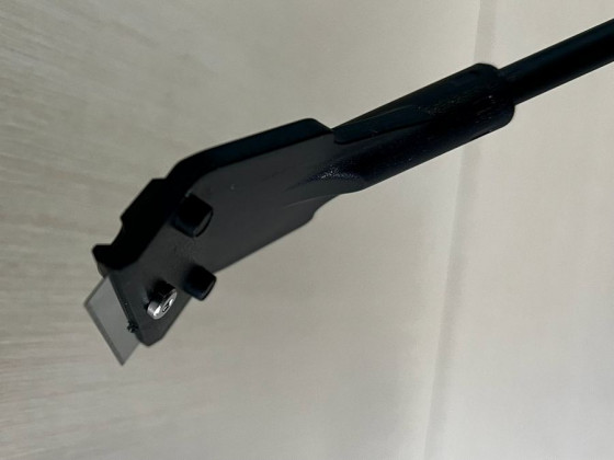 Скребок з ручкою пластік 6.5*40 см