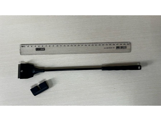 Скребок з ручкою пластік 6.5*40 см