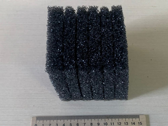 Губка прямокутна 10х10х10 см чорна крупнопориста прорізи