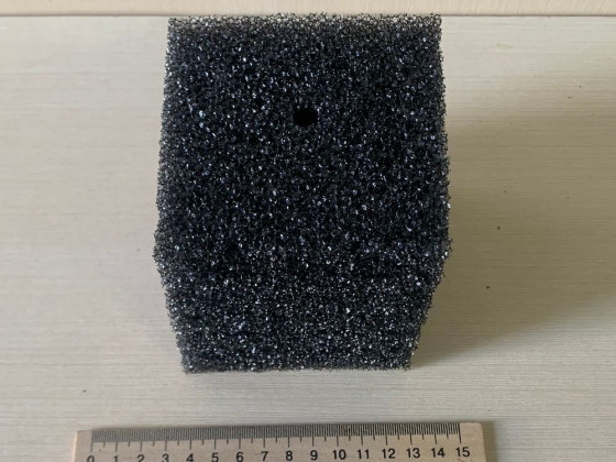 Губка прямокутна 10х10х10 см чорна крупнопориста прорізи