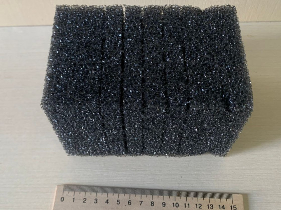 Губка прямокутна 10х10х15 см чорна крупнопориста прорізи